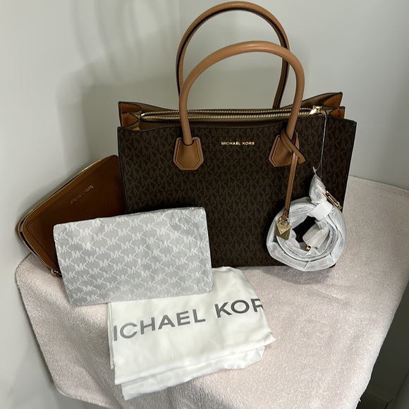 Michael Kors handbag and wallet set. - Picture 2 of 2
